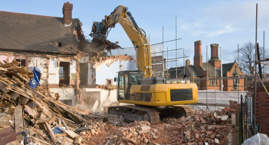 Koparka podczas wyburzania budynku – prace rozbiórkowe i roboty wyburzeniowe z użyciem ciężkiego sprzętu
